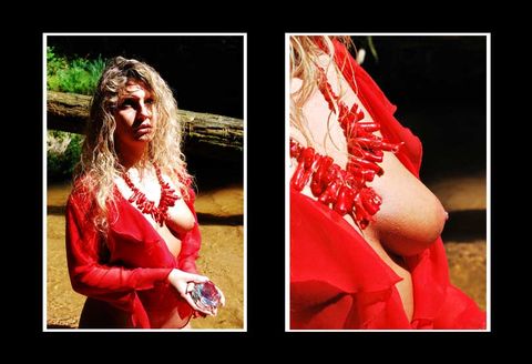 Fotobuch Yvonne - Blonde Frau mit offenem roten Oberteil zeigt sich offenherzig