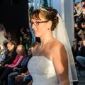 Brünette Braut mit Brautschleier im Sonnenlicht