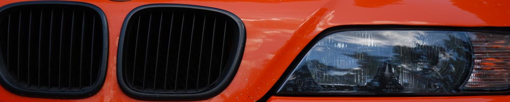 Front eines orangefarbenen BMWs